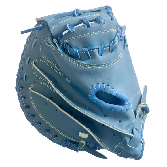 Gant de baseball en forme de mitaine ici de couleur bleu sur fond blanc.