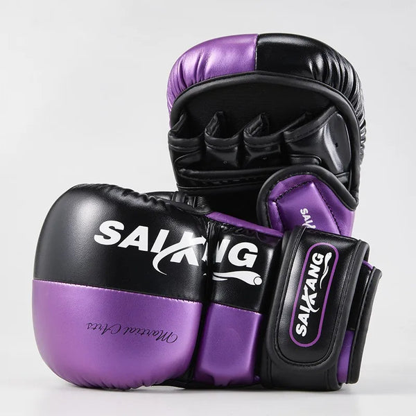 Gant de boxe thai violet semi ouvert sur fond gris