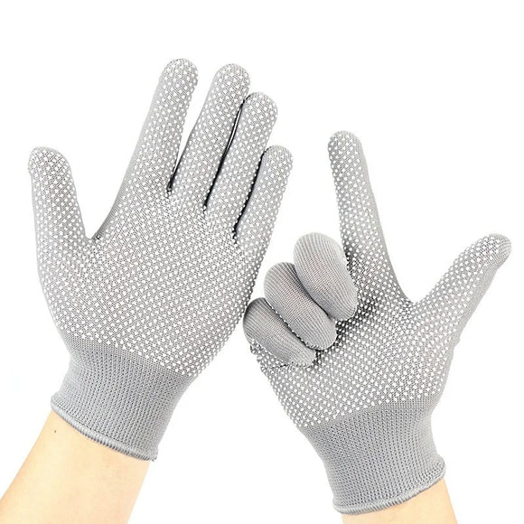 Gants thermiques gris résistants à la chaleur sur les mains d'une personne sur fond blanc