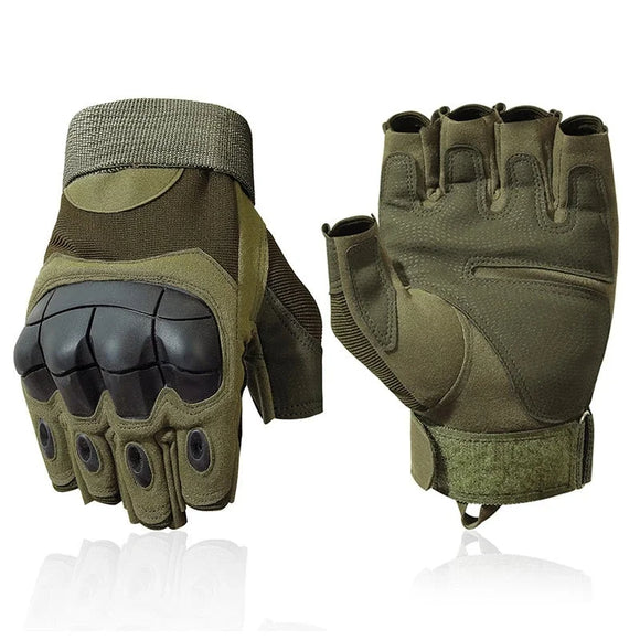 Gants sans doigts coqués style militaire sur fond blanc