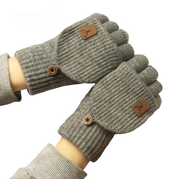 Gants sans doigts épais style moufle mitaine portés par une personne sur fond blanc