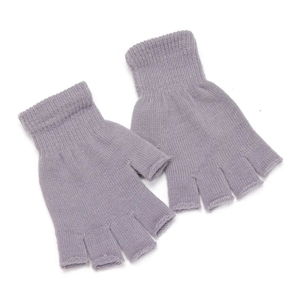 Gants sans doigts pour l'hiver en coton sur fond blanc