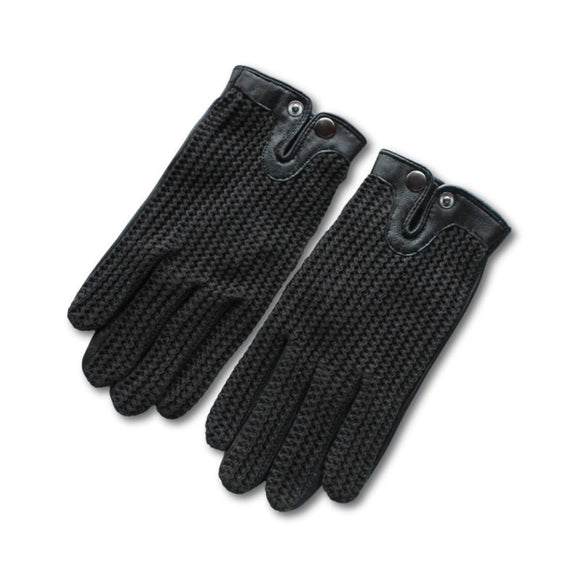 Gants de conduite en cuir à design perforé sur fond blanc