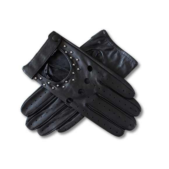 Gants de conduite en cuir avec rivets sur fond blanc