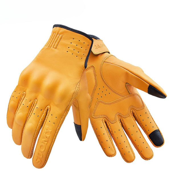 Gants coqués de couleur jaune pour les motards ici sur un fond blanc.