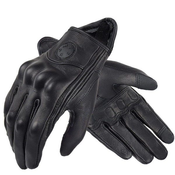 Gants coqués style vintage en cuir véritable ici sur un fond blanc.