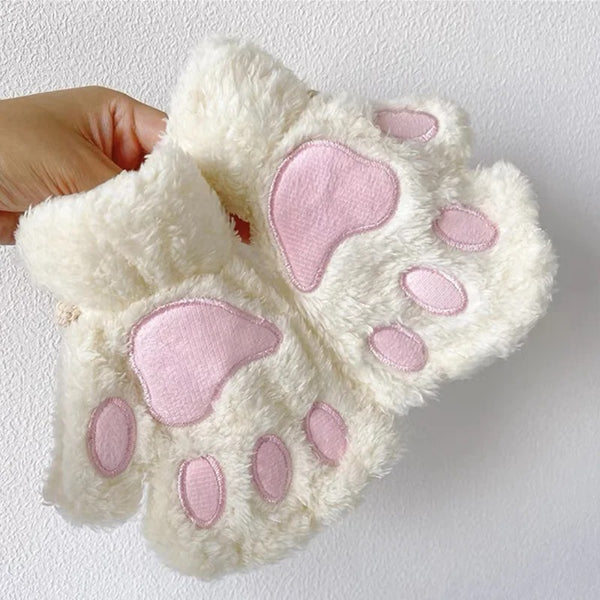 Gants sans doigts en forme de pattes de chat sur un fond blanc.