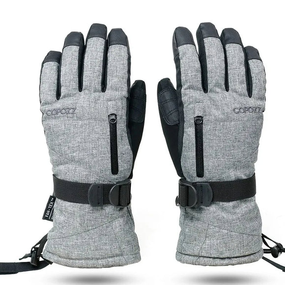 Gants de ski gris et imperméables avec sangle ajustable sur fond blanc